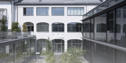 Blick auf eine begrünte Terrasse.