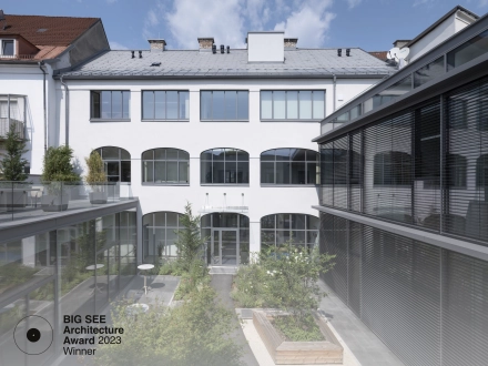 Blick auf eine begrünte Terrasse.