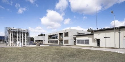 Schräge Ansicht des gesamten Projekts. Im vorderen Bereich das Bürogebäude.