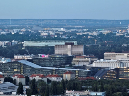 Blick auf das gesamte Areal von einem weit entfernteren Standort aus. Im Fokus liegen das T-Mobile Center, das Doppio Hotel und die Doppio Offices von St. Marx.
