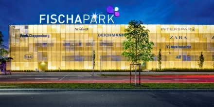 Ausschnitt der seitlichen Ansicht des Projekts der goldglänzenden Fassade bei Dämmerung, inklusive Beleuchtung.