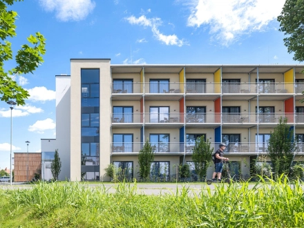 Frontale Ansicht des Gebäudes.