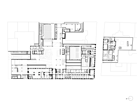 Grundriss des Erdgeschosses. In der Mitte befindet sich ein großer Eingangsbereich, die Lobby.